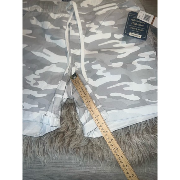 Democracy  New women’s camouflage high rise “ab” leisure shorts - Picture 4 of 10